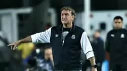 Cuca expressa preocupação com rebaixamento do Santos e cobra reforços à diretoria após derrota