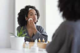 Dormir maquiada pode causar acne e envelhecimento precoce, alerta dermatologista