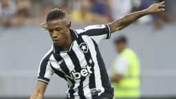 Botafogo não relaciona Danilo para jogo contra Athletico-PR devido a dores musculares