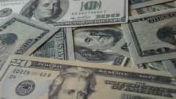 Dólar inicia terça-feira em alta a R 5,2026 com mercado atento a tensões no Oriente Médio