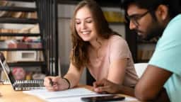 Educação financeira para jovens: como ensinar adolescentes a administrar dinheiro em tempos de crise