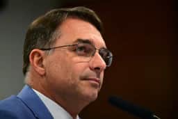 Flavio Bolsonaro enfrenta Globo na sabatina especial deste sábado