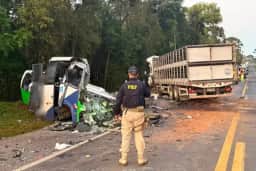 Caminhão e ônibus colidem; 23 mortes em BR-373