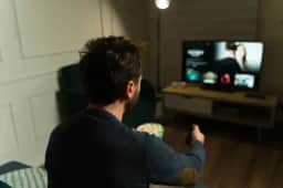 Assistir muita televisão pode aumentar ansiedade e depressão, alerta especialista