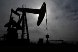 Petróleo sobe 5% após Irã exigir indenização dos EUA e sanções para reabertura do Estreito de Ormuz