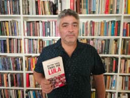Lançamento do livro sobre a Campanha Lula Livre é divulgado em Curitiba