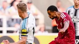 Liverpool empata em 2 a 2 com o Newcastle após gol de pênalti de Szoboszlai nos acréscimos
