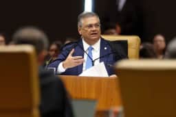 Decisão de Flávio Dino no STF proíbe emendas de presidentes de partidos e invalida documentos