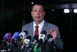 Omar Aziz promete acelerar relatoria da PEC que extingue jornada de trabalho 6×1 no Senado