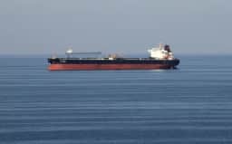 Petróleo fecha em alta com incertezas sobre acordo entre EUA e Irã e impacto no Estreito de Ormuz