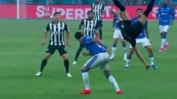 Ruan Tressoldi, do Atlético-MG, sofre lesão no pescoço e é substituído em clássico contra o Cruzeiro