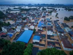 Tufão Narra provoca evacuação de 54 mil pessoas em Guangxi, no sudoeste da China