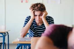 Mais da metade dos alunos brasileiros chega ao 5º ano sem saber matemática básica