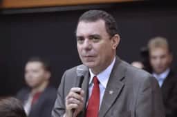 Luis Cesar Bueno oficializa candidatura ao governo de Goiás em 2026