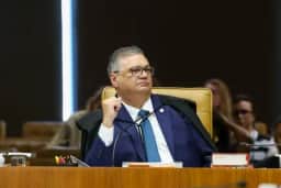 Dino pede vista e STF adia decisão sobre unir casos de Moraes e Mendonça