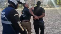 Homem vende biscoito e biquíni por R 1 mil a turista e é preso em Copacabana