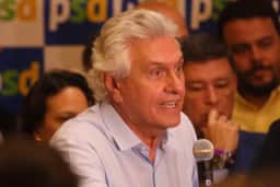 Caiado muda estratégia no horário eleitoral e sobe tom contra STF, Lula e Flávio