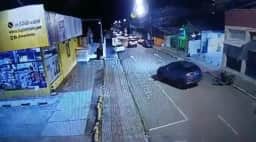 Vídeo mostra duas crianças e um adolescente furtando carro e batendo em moto em Florianópolis