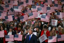 Trump inicia discurso em convenção republicana para eleições de meio de mandato em Dallas