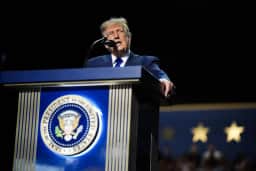 Trump promete US 5 mil a cada adulto dos EUA se republicanos vencerem as duas casas