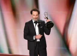 Matthew Rhys é o 1º a ganhar dois Emmys de melhor ator na mesma noite