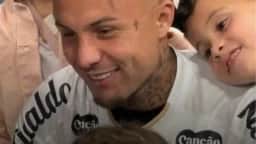 Cebolinha veste a camisa do Santos após desembarcar em São Paulo para fechar empréstimo