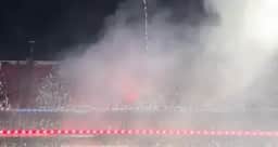 Torcedores do Atlético-MG acendem sinalizadores, causam correria e paralisam jogo no Morumbis