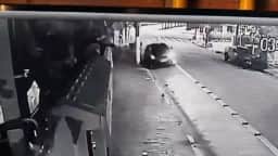 Vídeo mostra suspeitos fugindo após carro atropelar e matar ciclista em São Vicente