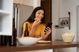 Comer com o celular pode enganar a saciedade e levar a excessos depois