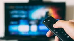 Segure o mute por 3 segundos e ative atalhos de acessibilidade na TV
