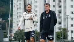 Neymar avança na recuperação e volta a treinar no gramado do Santos