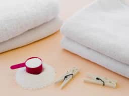 Bicarbonato em roupa branca: especialistas explicam o que ele realmente faz