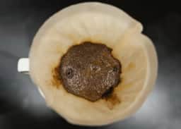 Mistura de canela em pó com borra de café reduz odores e aromatiza a casa