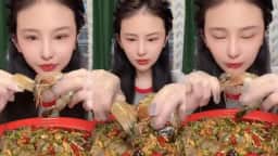 Influenciadora chinesa Yingying morre aos 24 anos após quadro grave de deficiência de potássio
