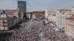 Protestos contra resíduos levam dezenas de milhares às ruas de Zagreb, na Croácia