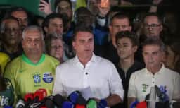 Flávio Bolsonaro, dos EUA, diz ser o “verdadeiro presidente eleito” e promete liderar a oposição