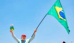 Lula derrota Flávio Bolsonaro com 4,4 milhões de votos de vantagem, o dobro da margem de 2022