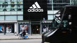 Adidas processa White Fox Boutique na Austrália por design de listras