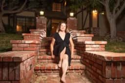 Rachel Powers compra em Simi Valley a casa de Poltergeist e a transforma em hospedagem para fãs