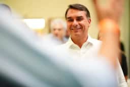 Flávio Bolsonaro pede ao TSE cassação da candidatura de Lula