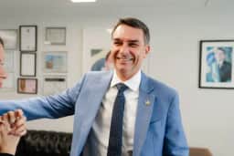 Flávio Bolsonaro lança ‘Bloquinho do 22’ com Nikolas Ferreira em MG
