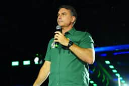Flávio Bolsonaro não faz nenhum ato de rua em Brasília, onde mora e tem sede de campanha