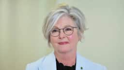 Deputada Helen Haines, de 65 anos, perde as duas pernas após atropelamento em Victoria