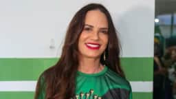 Luiza Brunet acompanha coroação de Paolla Oliveira, 44, na quadra da Imperatriz