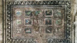 Arqueólogos encontram mosaico de 1.800 anos com gato e cachorro nomeados na Turquia