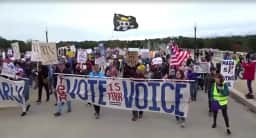 Manifestantes marcham em Washington contra Trump e pedem voto antecipado nas eleições