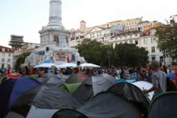 Manifestantes retomam ocupações em Lisboa e no Porto após polícia desmontar acampamentos