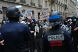 Quase 1.000 detidos e 410 mil nas ruas: França vive novo sábado de protestos com 70 mil policiais