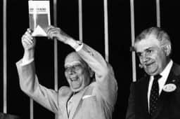 Maioria absoluta, 50% + 1: regra de 1988 leva Lula e Flávio Bolsonaro ao segundo turno no dia 25