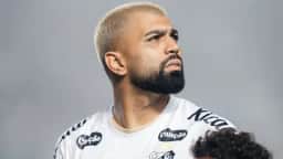 Algoz do River em 2019, Gabigol ganha camisa do Boca e admite conversa com o clube argentino